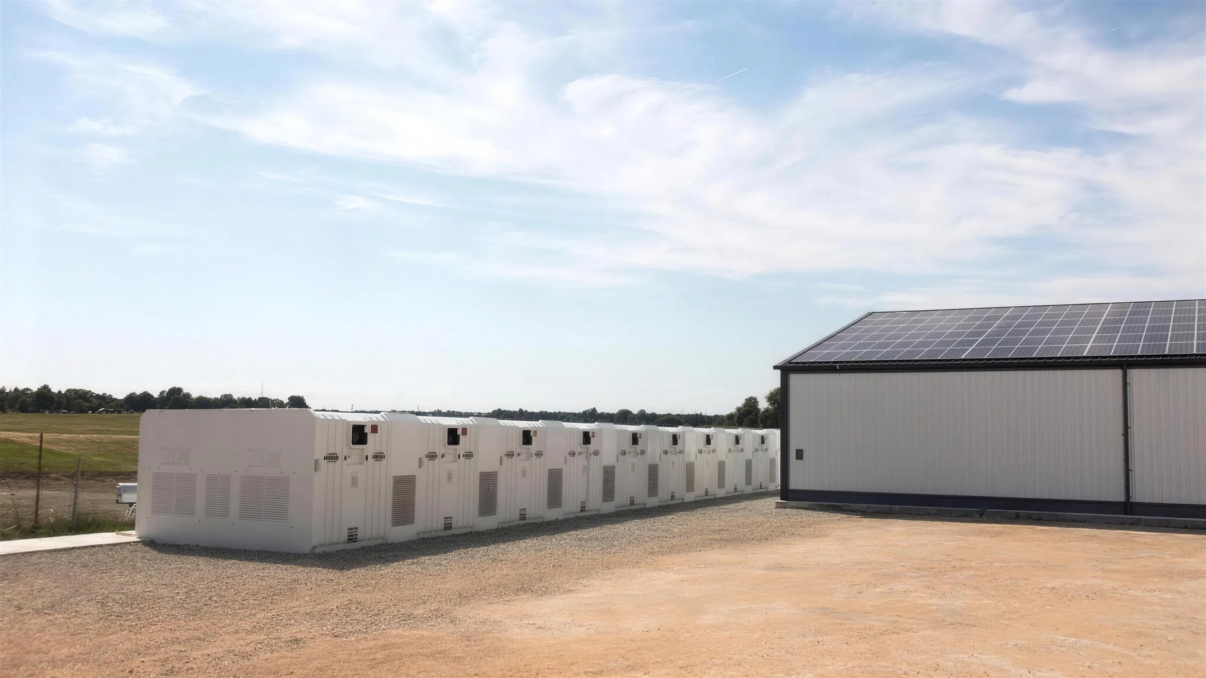 Batteriespeicher-Container an einer Industriehalle